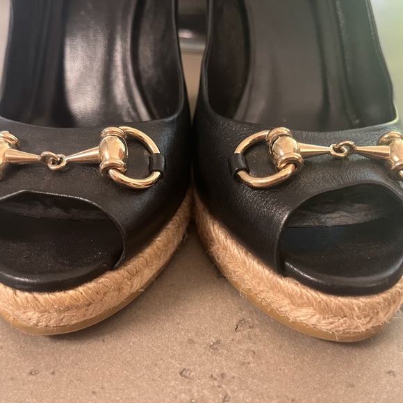 Gucci peep toe leather platform wedge heels - barely used! Size 9 - Picture 3 of 5